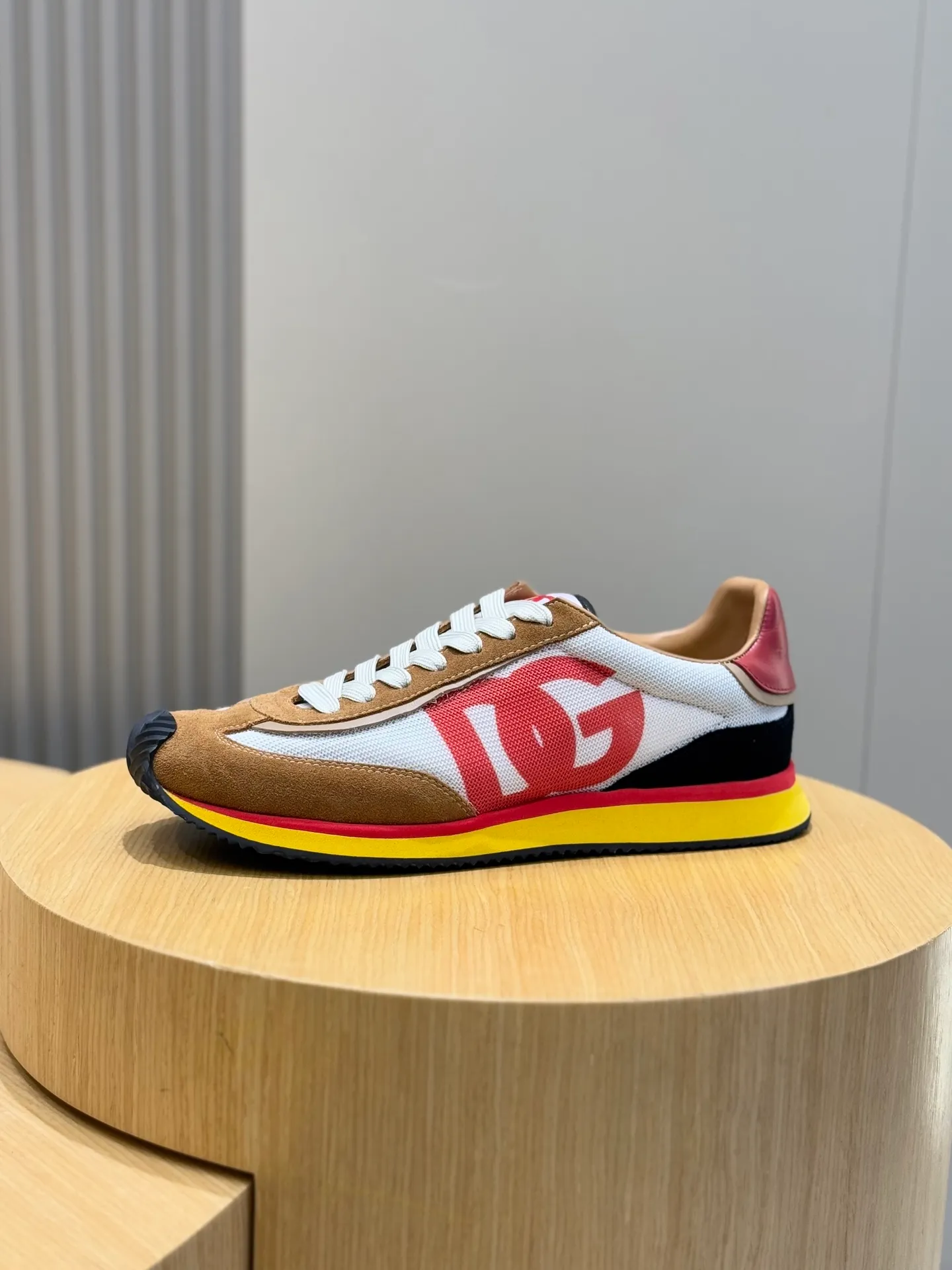 p420💰Men's shoes DG Cushion high-end men's sports and casual shoes with spliced materials. The new Cushion sports shoes adopt two-color suede upper｜with contrasting mesh printing on the side and DG cross logo as the finishing touch｜lightweight and grippy rubber outsole adopts innovative design to provide excellent performance｜jacquard label adds timeless style｜original imported cowhide, multi-material splicing design, imported cowhide lining Cowhide feet, original TPR elastic outsole Size: 39-44 (customized at 38.45.46)